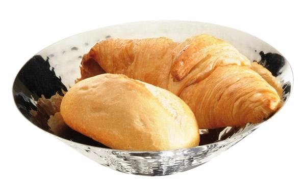Brötchen und Croissants in Schale.