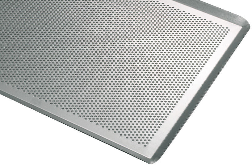 Perforiertes Backblech aus Metall.