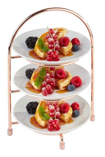 Dreistöckige Etagere mit Desserts.