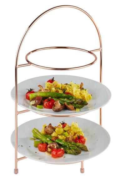 Etagere mit zwei Tellern Essen.