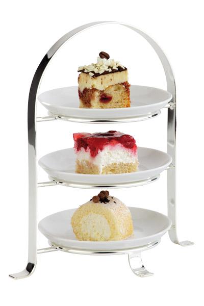 Etagere mit drei Kuchenstücken.