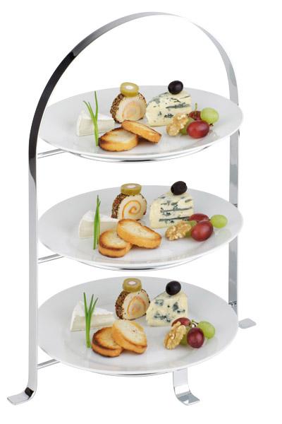 Dreistöckige Etagere mit Käseplatten.