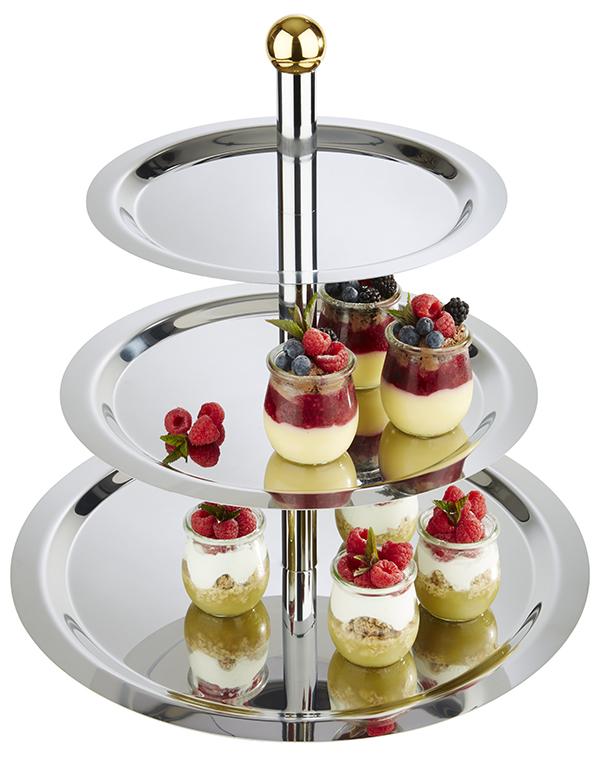 Dreistöckige Etagere mit Desserts.