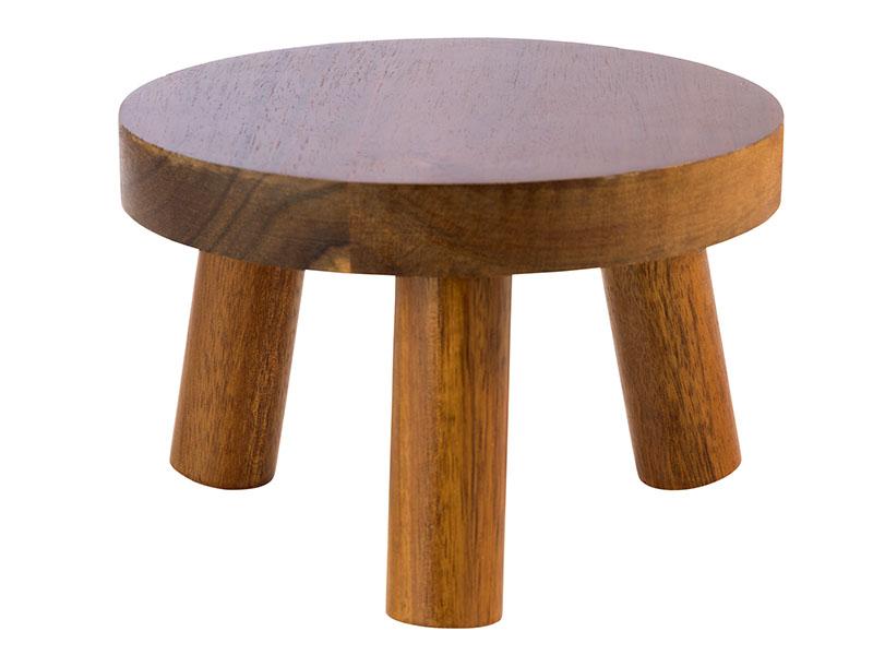 Holz-Podest mit drei Beinen.