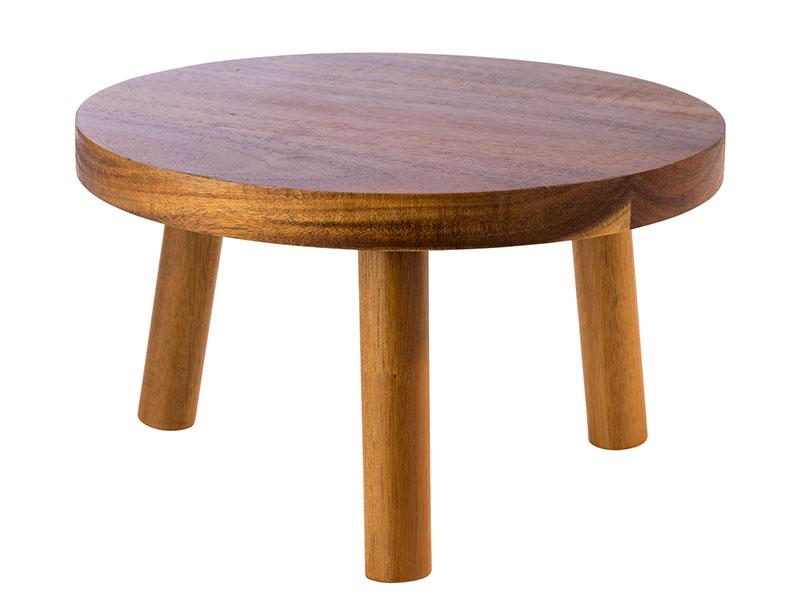 Runder Holztisch mit drei Beinen.