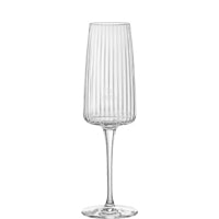 Champagnerglas auf weißem Hintergrund
