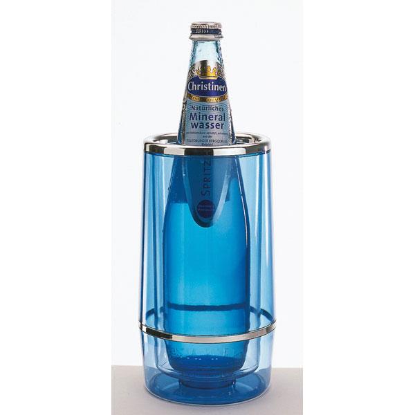 Flasche in blauem Flaschenkühler.