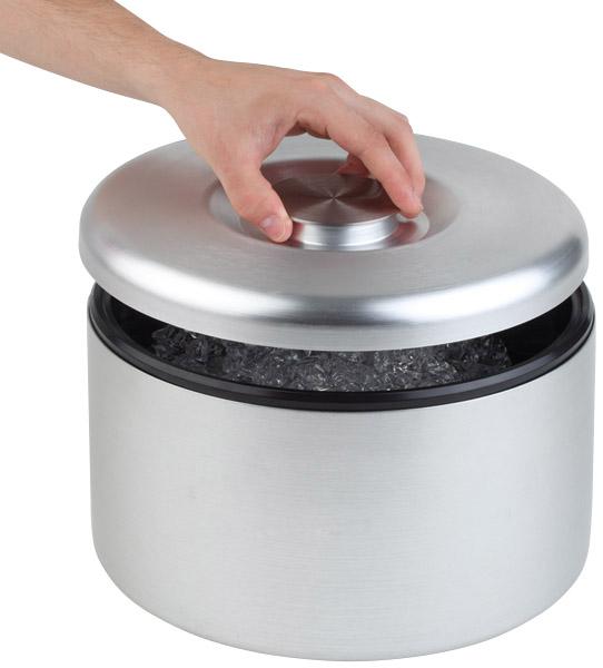 Eiseimer mit Deckel und Hand.