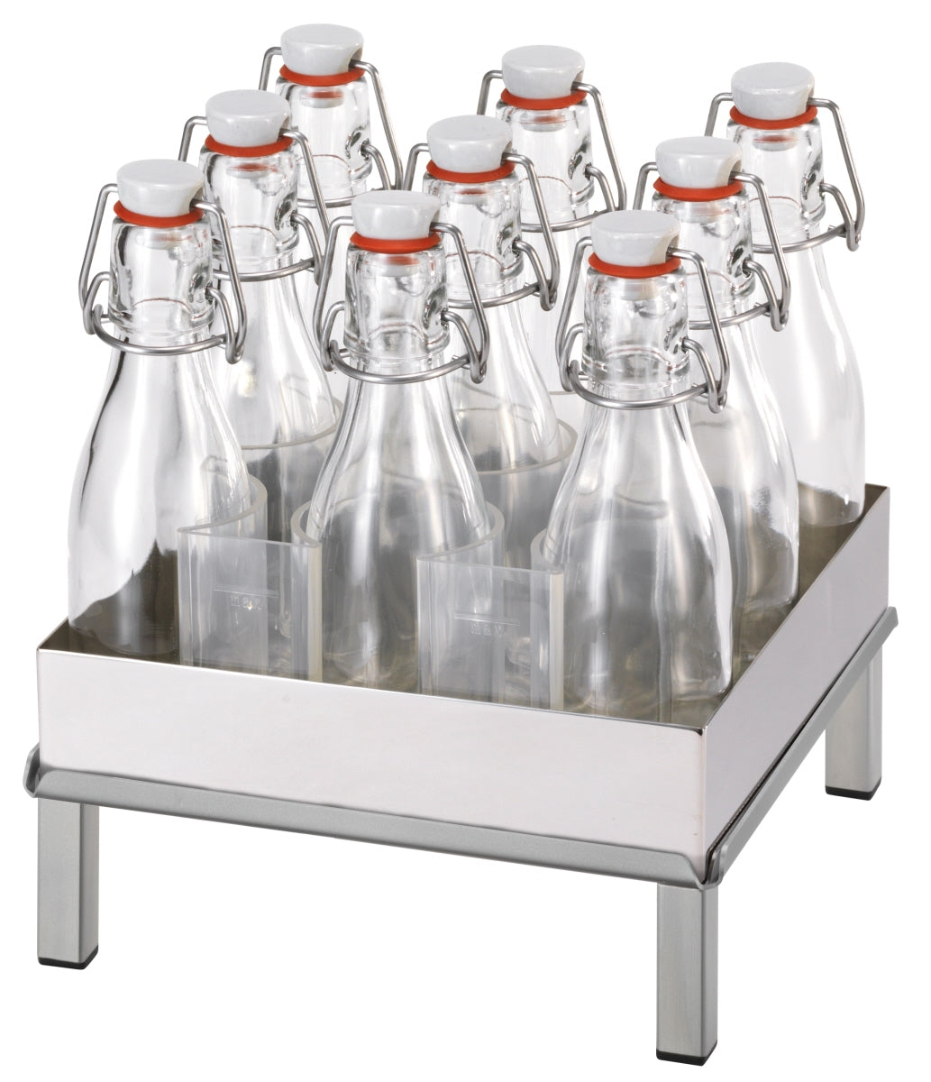 Leere Glasflaschen auf Tablett