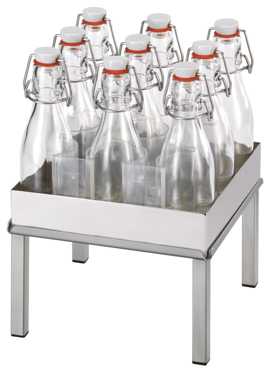 Leere Glasflaschen auf Tablett