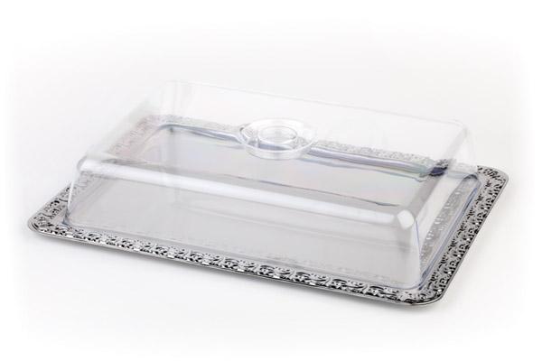 Käseglocke mit verziertem Tablett.