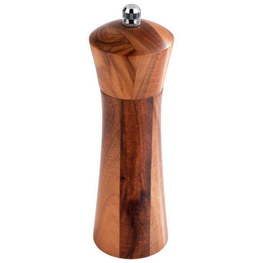 Holz-Pfeffermühle auf weißem Hintergrund.