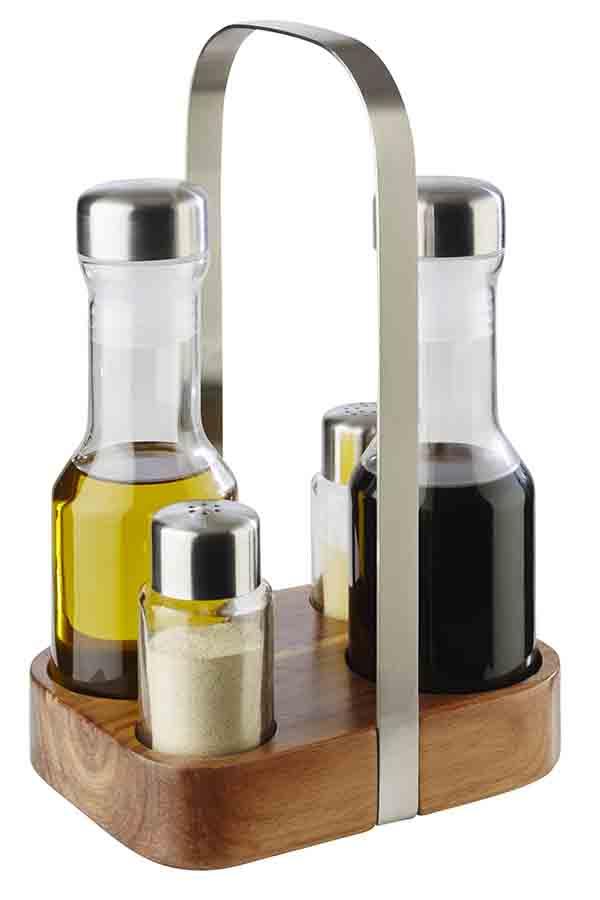 Essig-Öl-Set mit Gewürzstreuern.