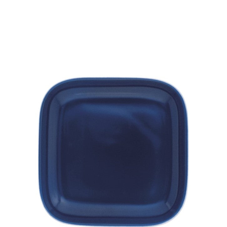Blauer quadratischer Porzellanteller.