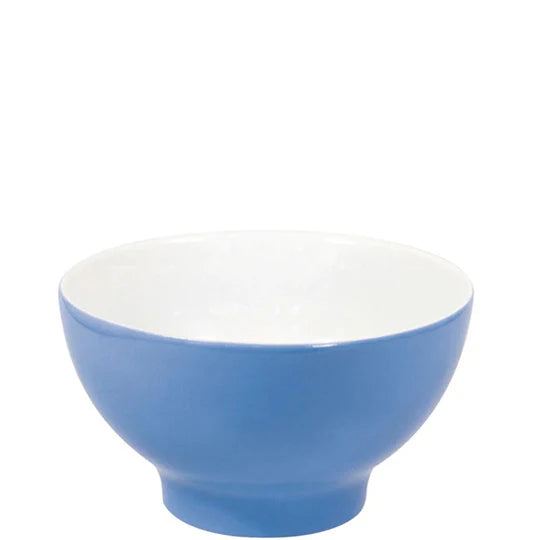 Blaue Porzellanschüssel auf weißem Hintergrund.