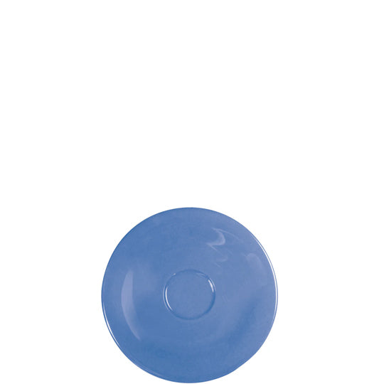 Blauer Porzellanteller auf weißem Hintergrund.