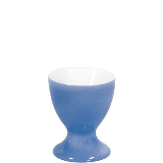 Blauer Porzellan-Eierbecher auf Weiß.