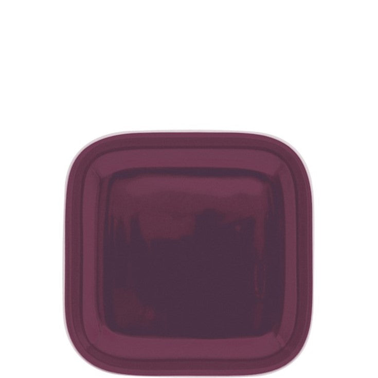 Quadratischer, dunkelroter Porzellanteller.