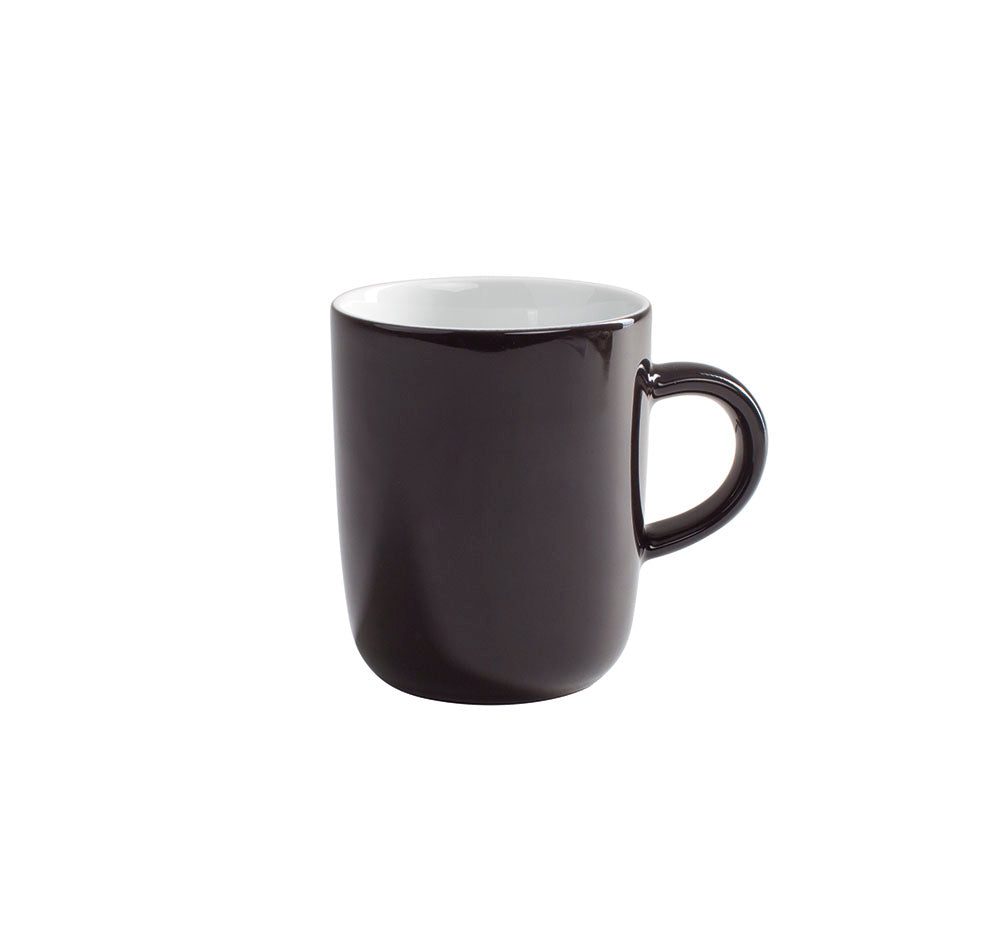 Schwarze Tasse mit Henkel.