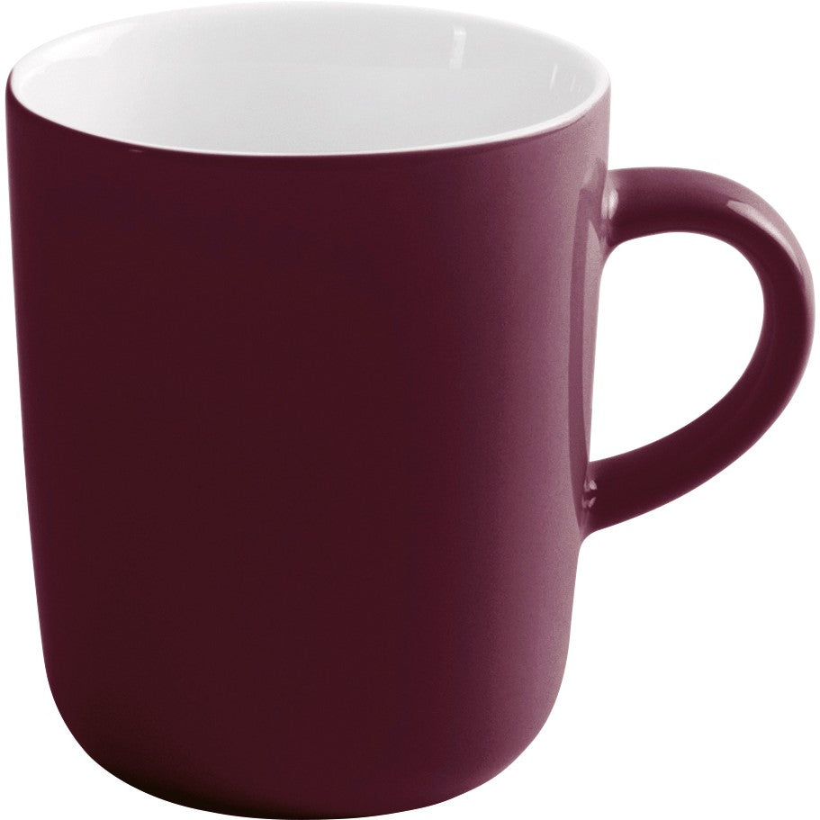 Bordeauxrote Tasse mit Henkel.
