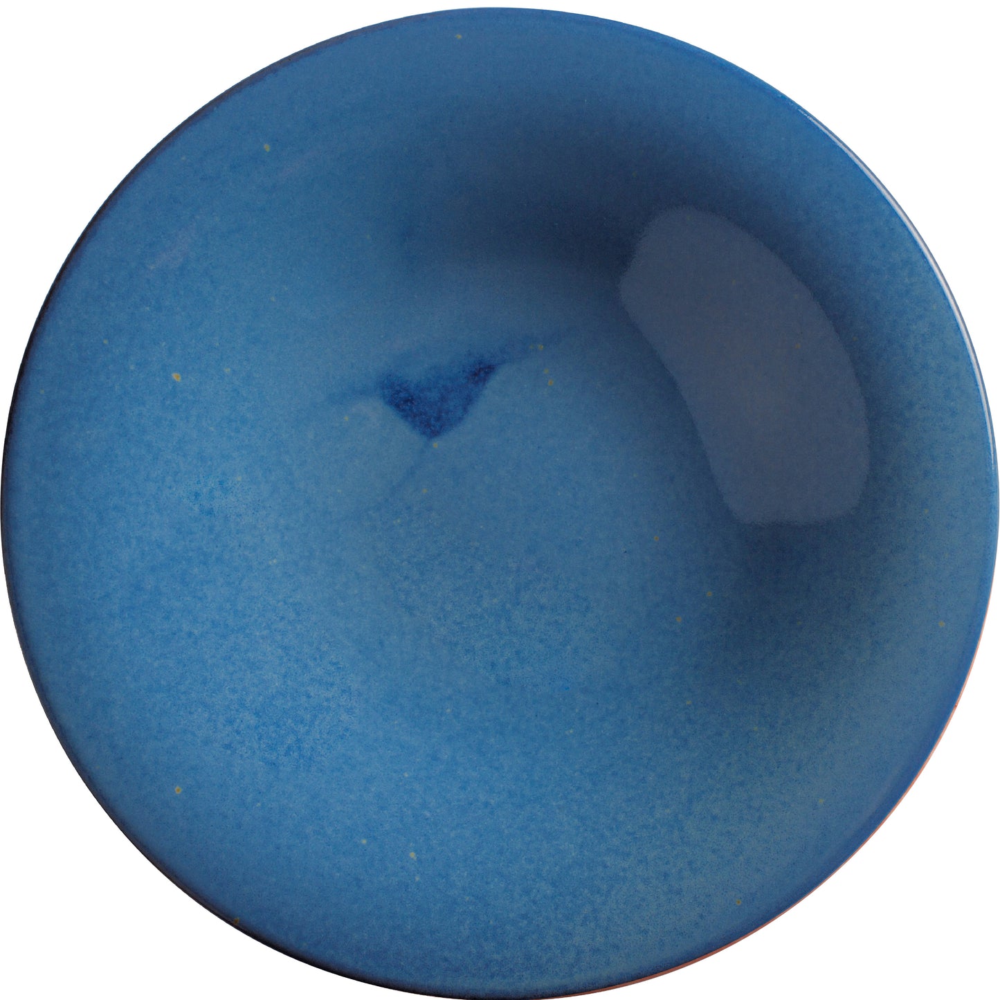 Blauer Teller mit glatter Oberfläche.