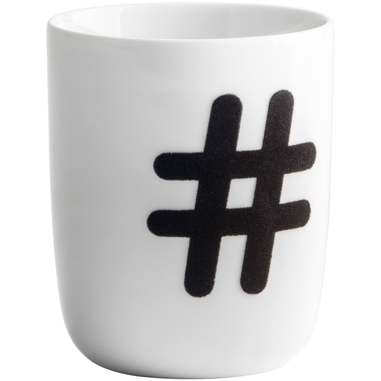 Weiße Tasse mit Hashtag-Symbol.