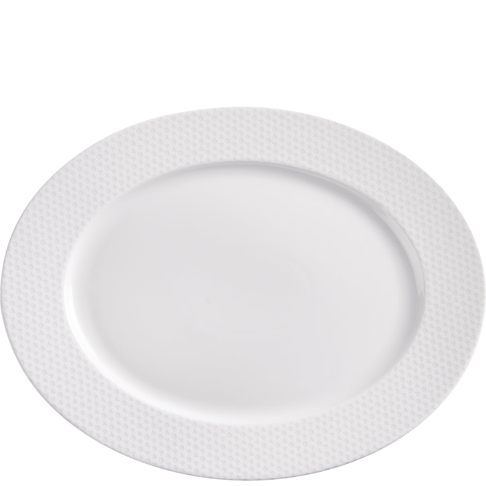 Weißer Porzellanteller mit Muster.