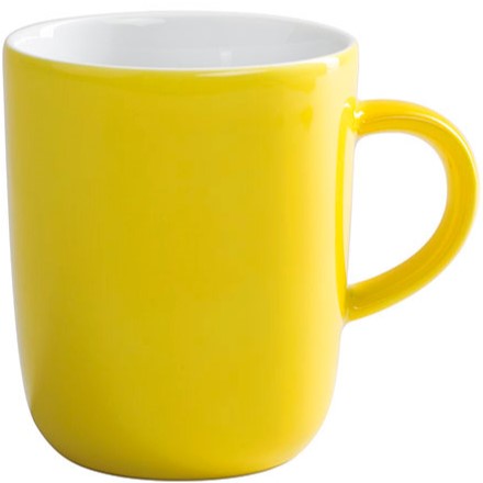 Gelbe Tasse mit Henkel.