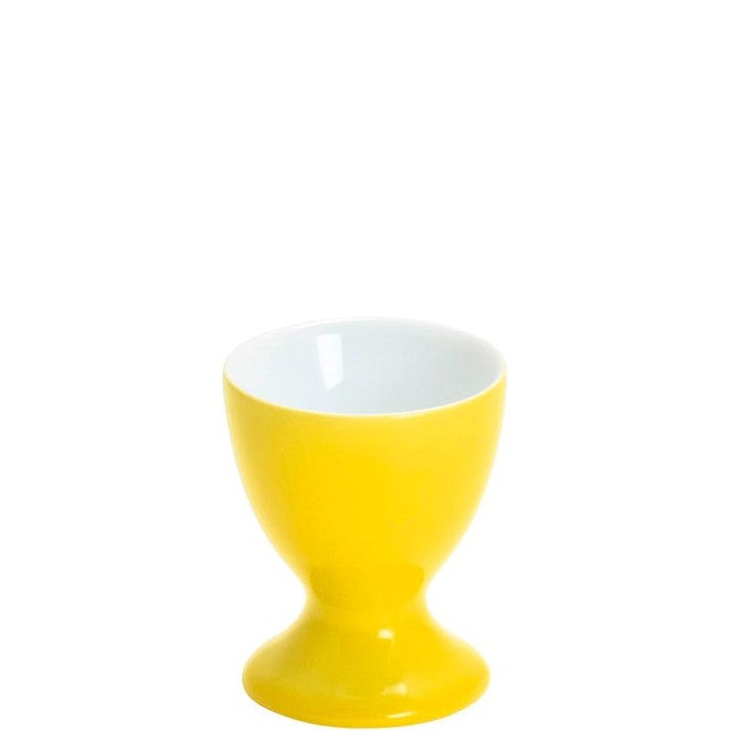 Gelber Eierbecher aus Porzellan.