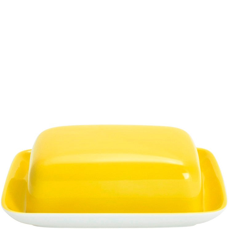 Gelbe Butterdose auf weißem Hintergrund.