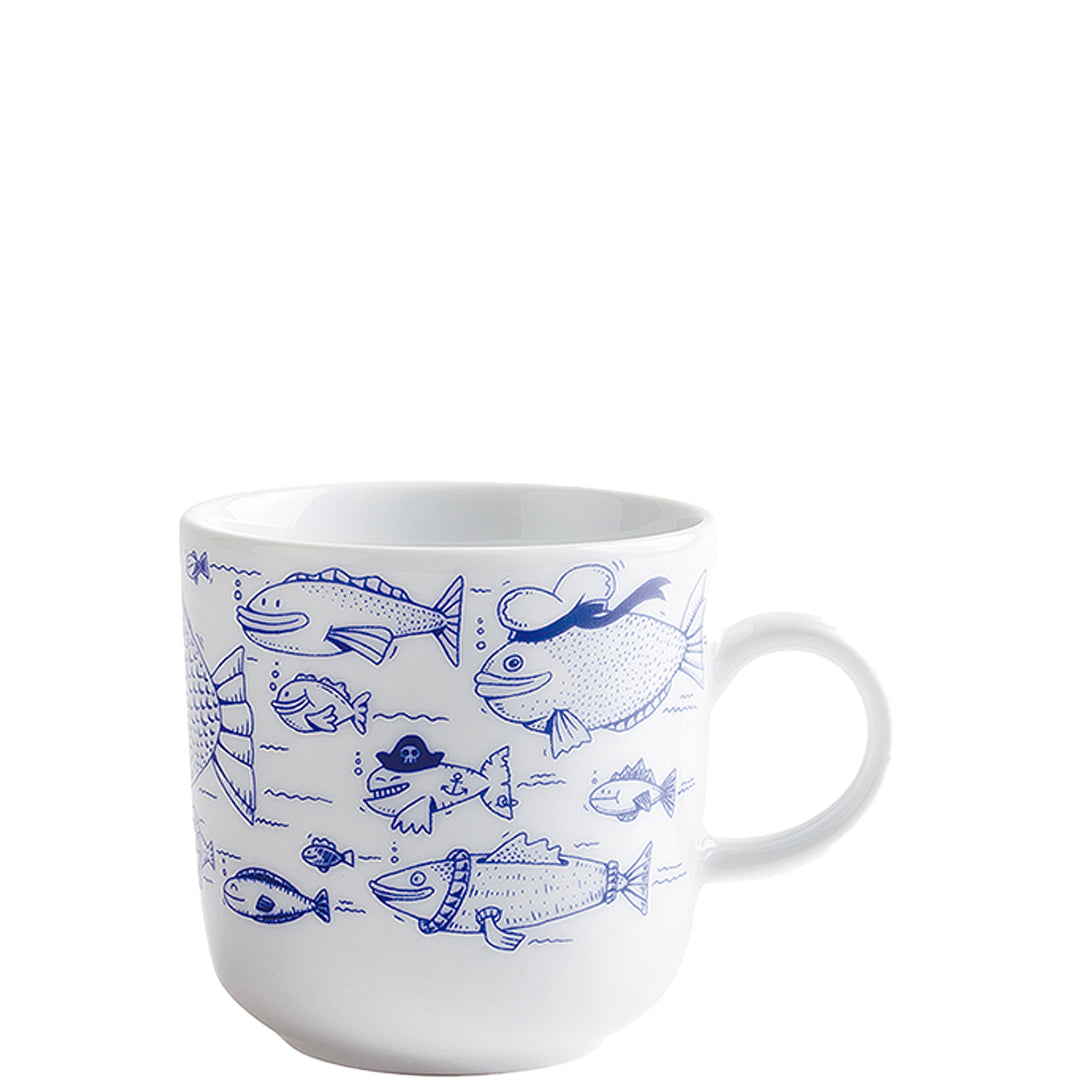 Tasse mit blauen Fischmotiven.