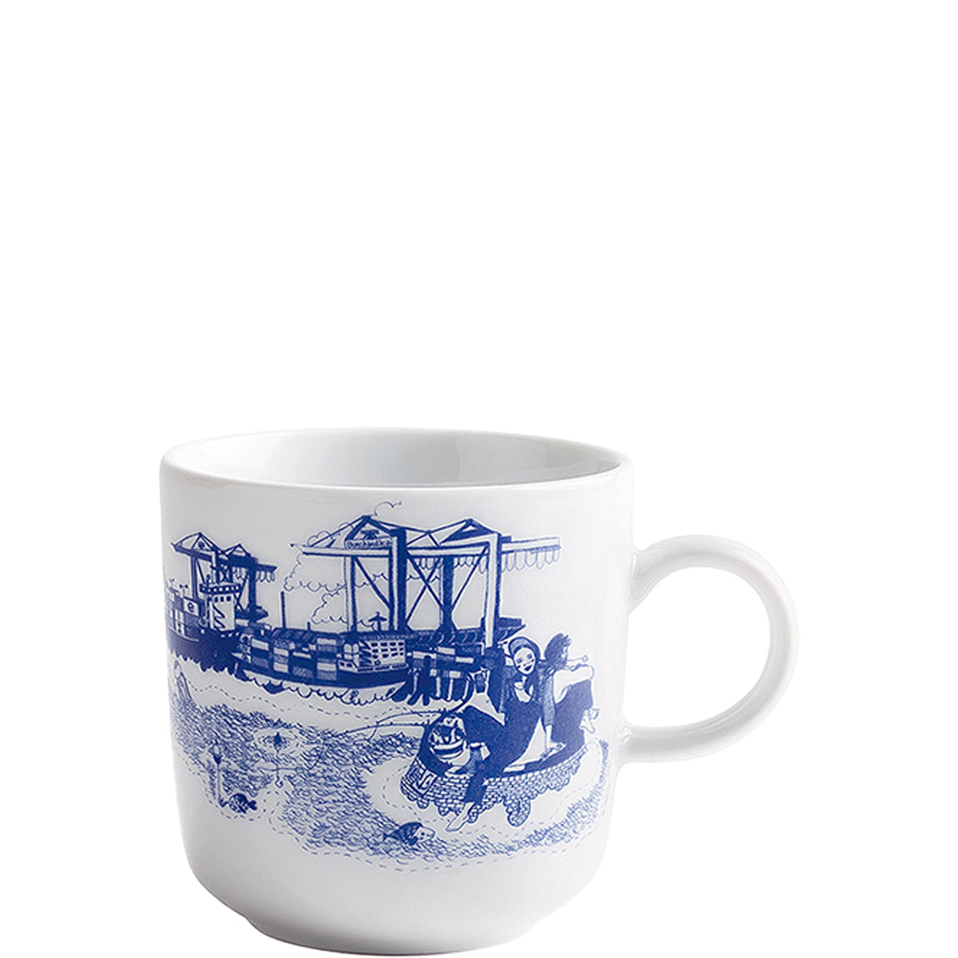 Weiße Tasse mit blauem Motiv.