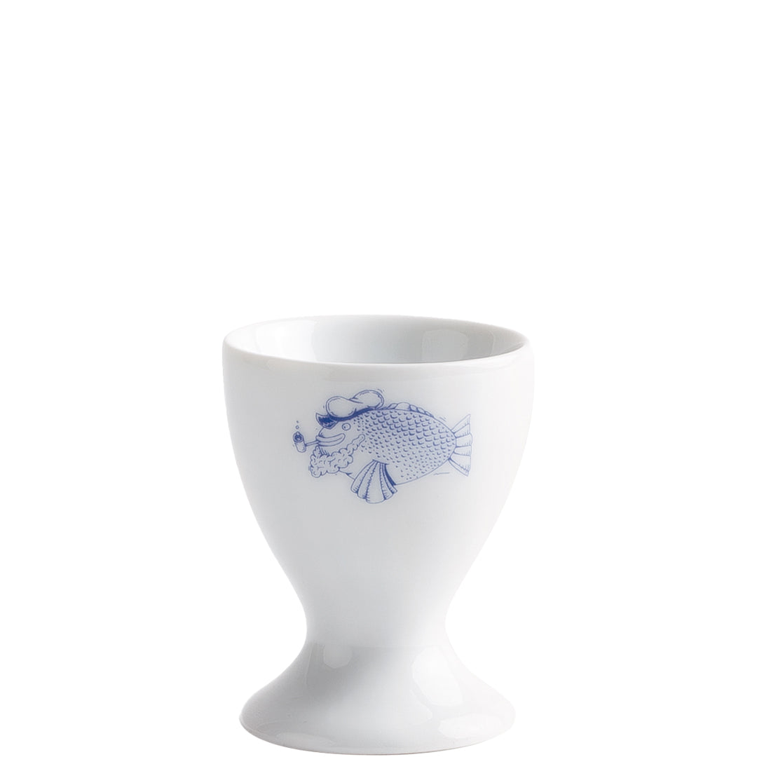 Weißer Eierbecher mit Fischmotiv.