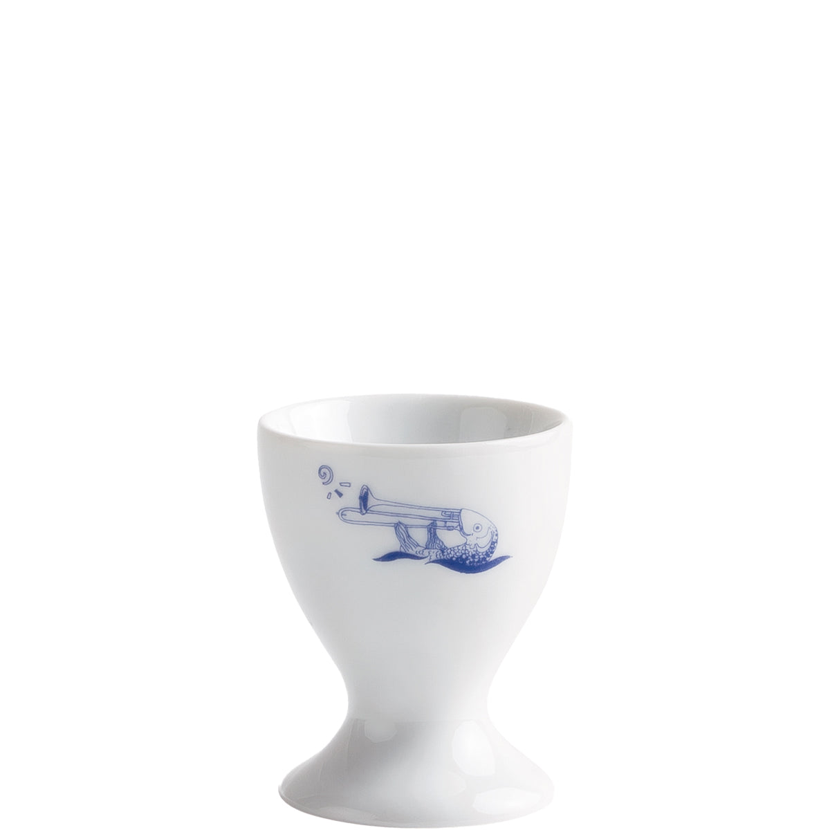 Weißer Eierbecher mit Fischmotiv.