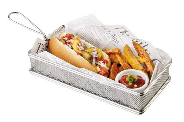 Hotdog und Pommes in Frittierkorb.
