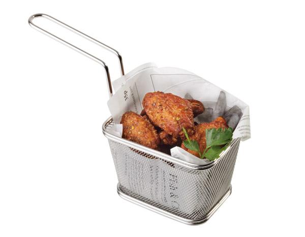 Frittierkorb mit frittierten Speisen.