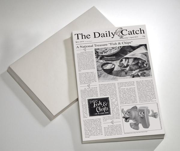 Zeitungsdesign-Speisekarte auf Tisch.
