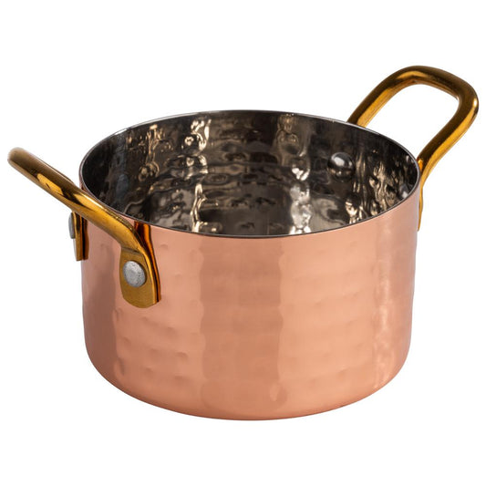 Kupfertopf mit goldenen Griffen.