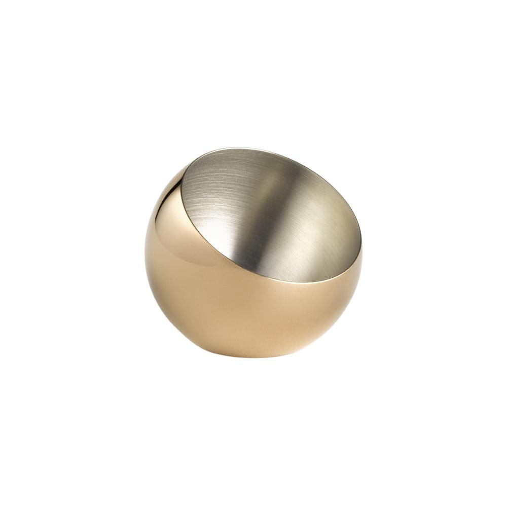 Goldene, schräg geschnittene Schale.