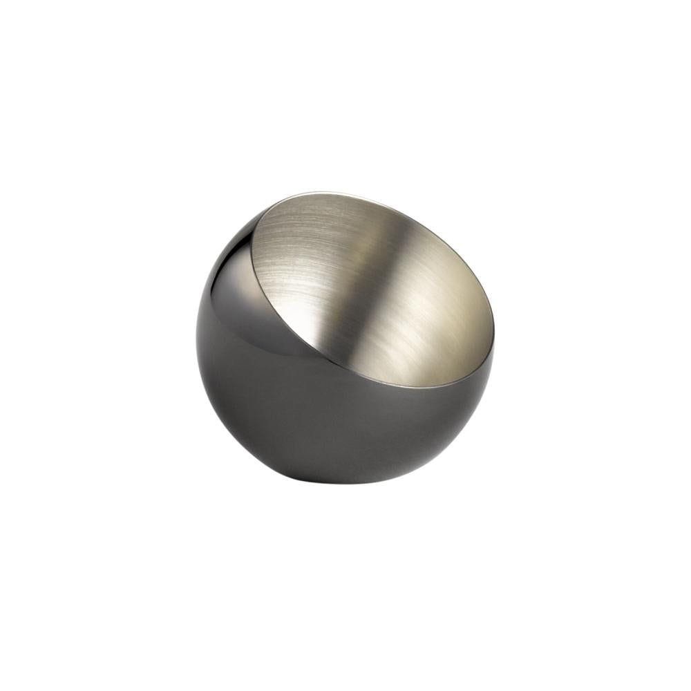 Schwarze, halbrunde Schale aus Metall.