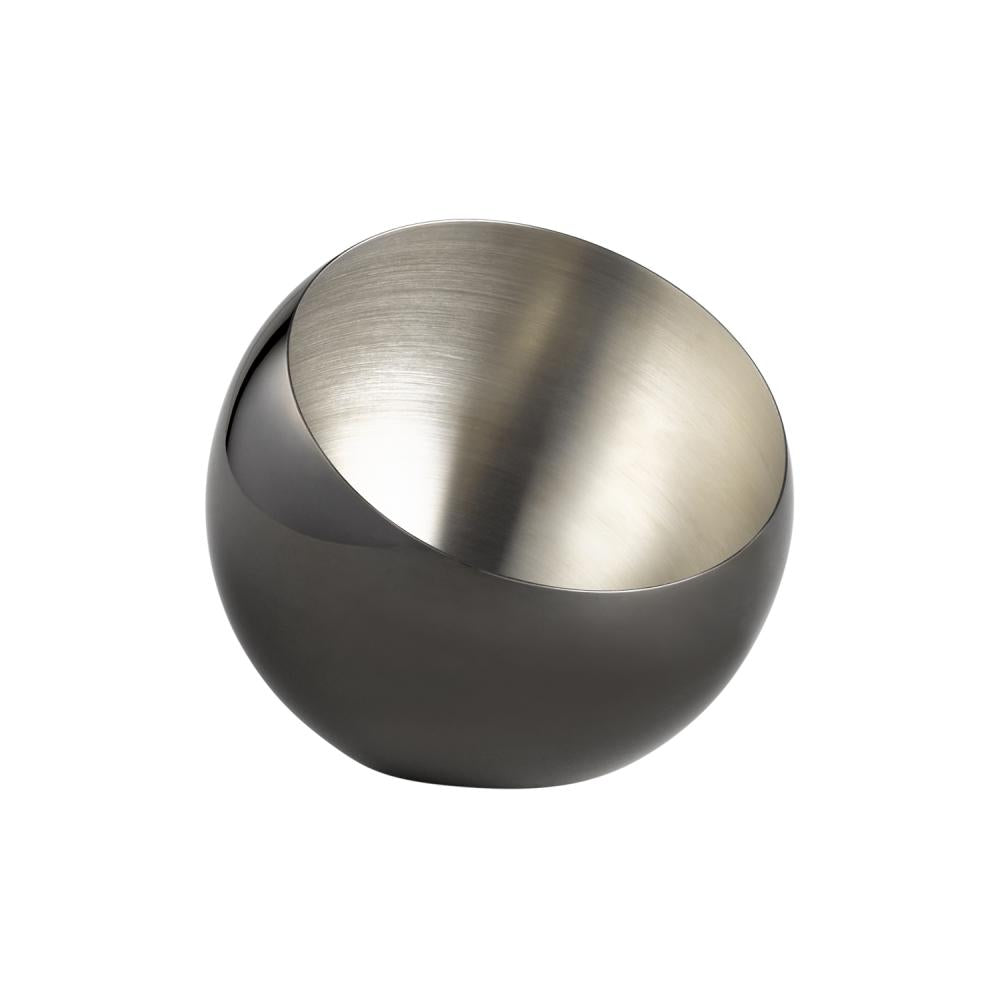 Metallschale mit schrägem Rand.