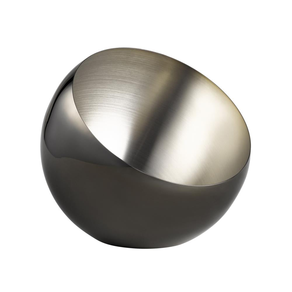 Metallschale mit schrägem Rand.