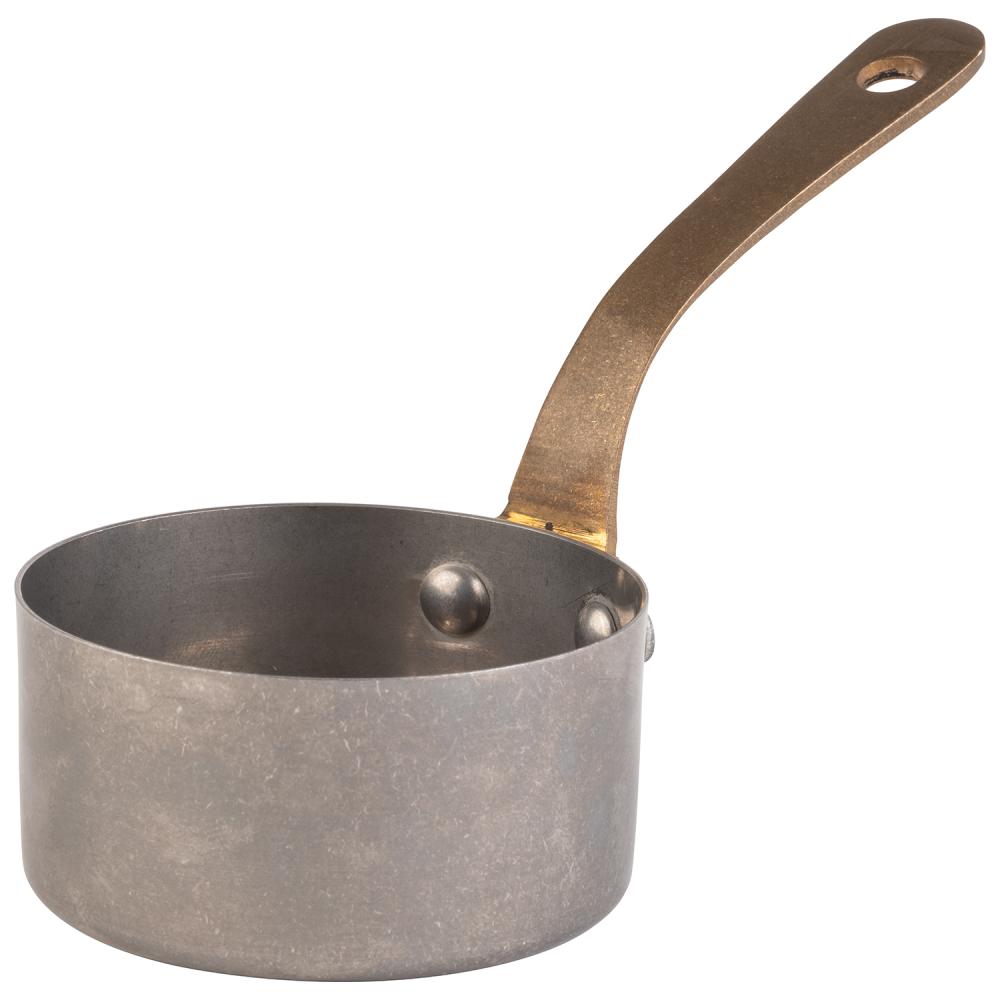 Metallkelle mit langem Griff.