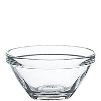 Glasschüssel auf weißem Hintergrund.