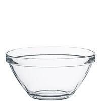 Glasschüssel auf weißem Hintergrund.