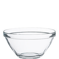 Glasschüssel auf weißem Hintergrund.