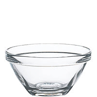 Glasschüssel auf weißem Hintergrund.
