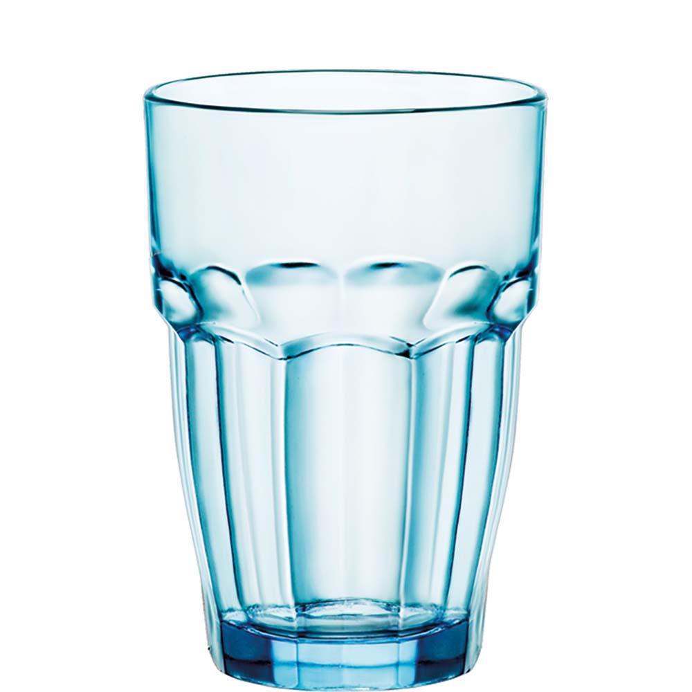 Blaues Trinkglas auf weißem Hintergrund.