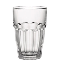 Klarglas-Trinkglas mit Rillenstruktur.