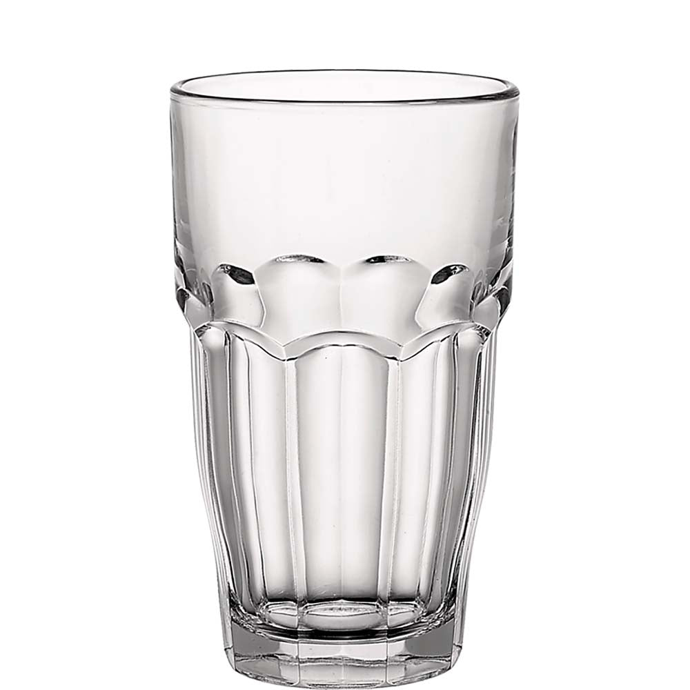 Klarglas-Trinkglas mit Rillenstruktur.